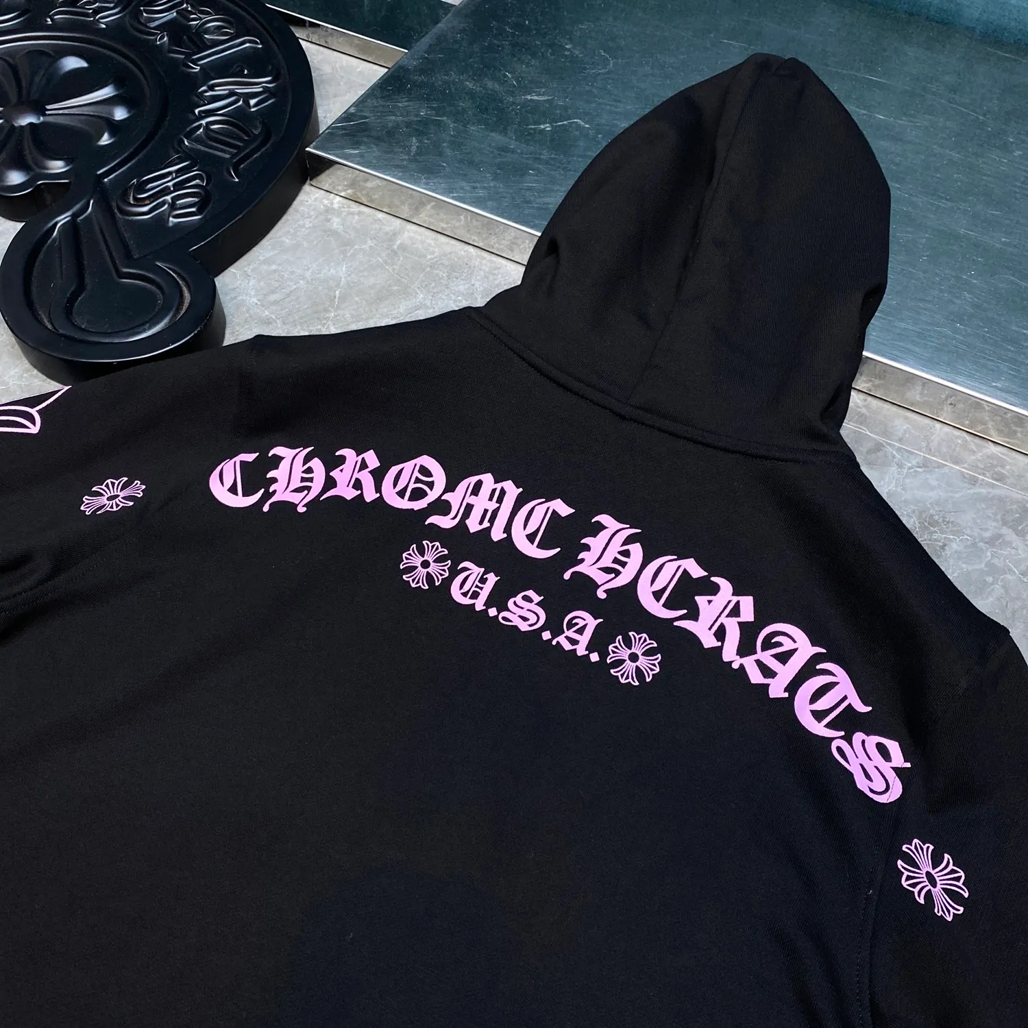 P248 Chrome Hearts Autumn and Winter 2025 are available simultaneously at counters❤️ Chrome Matty Boy pink letter sweatshirt hooded sweatshirt. Imported environmentally friendly glue printing and dyeing. Improved customized version of 1:1 high-gram weight high-quality fabric. Recommended color: black. Size: S, M, L, XL.